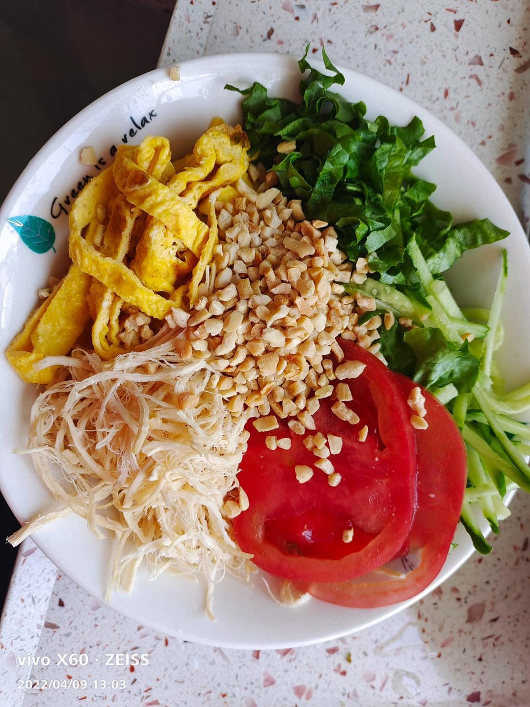 【快手减脂餐】凉拌鸡丝荞麦面（附万能凉拌汁做法）