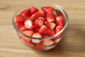 草莓|做成草莓酱再什么季节都可以吃了的做法 步骤1