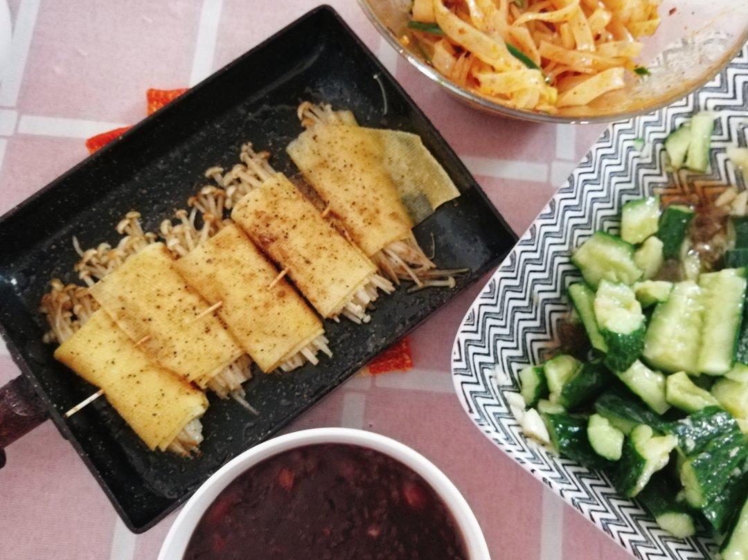 和风辣烤豆皮金针菇卷——北鼎烤箱食谱