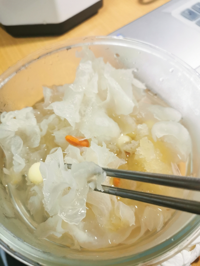 银耳莲子枸杞汤的做法