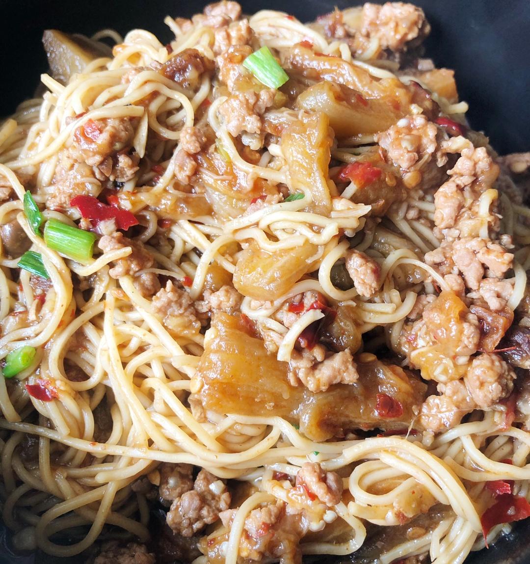 无敌好吃的【鱼香肉沫茄子焖面】，吃完舔盘🍜