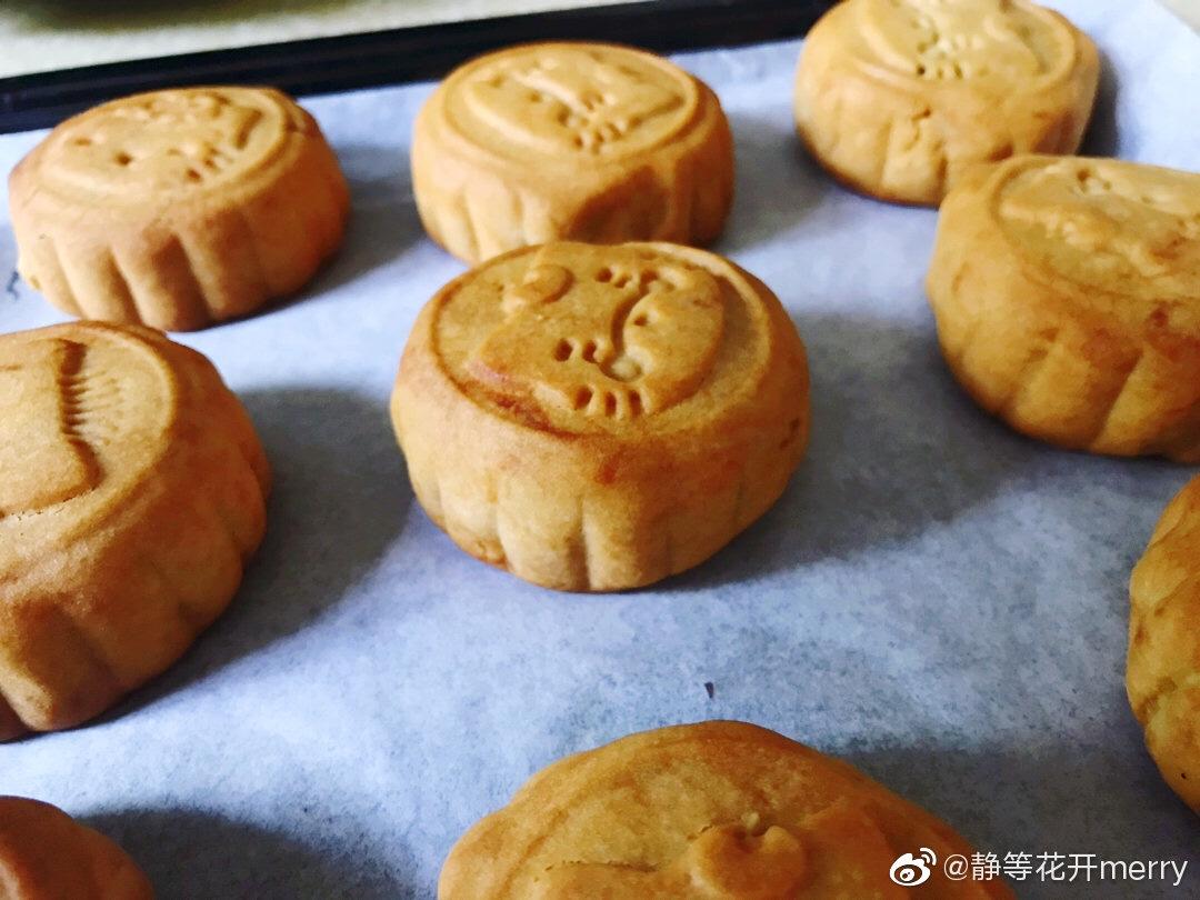 广式黑芝麻莲蓉月饼