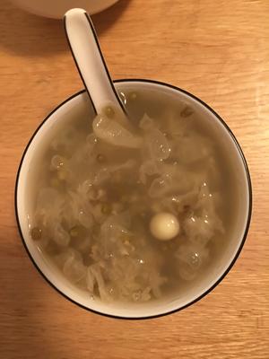 鲜银耳莲子绿豆汤的做法 步骤1