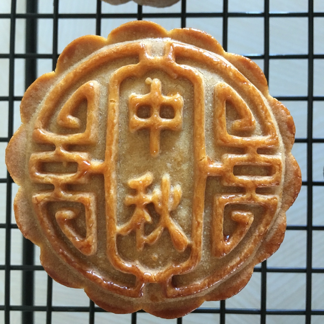 广式月饼－－蛋黄豆沙月饼
