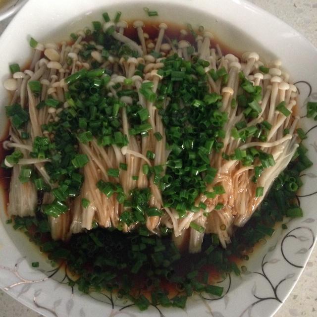 葱油金针菇——10分钟快手菜，你绝对不能错过的美味~