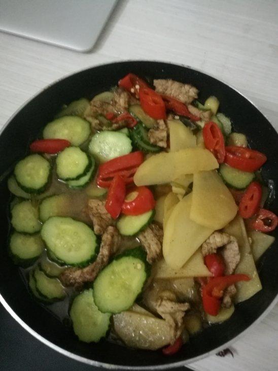 黄瓜肉片煲