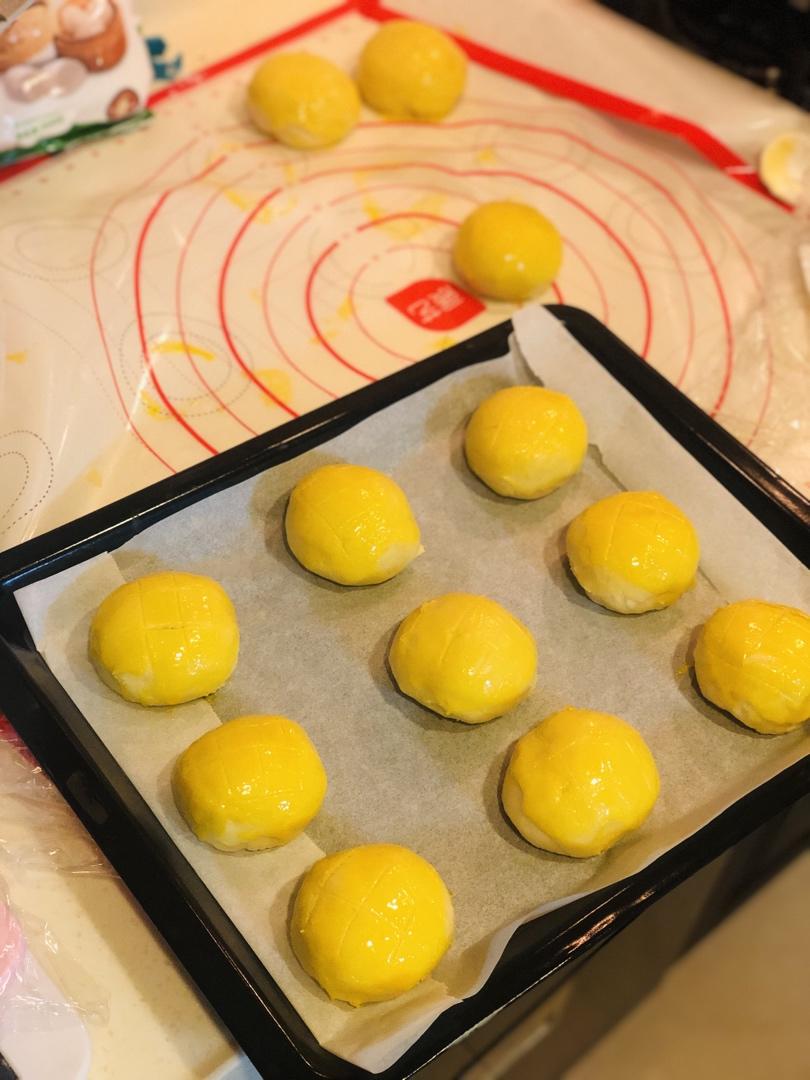 好吃到炸裂的港式菠萝包（附带制作酥皮的小视频）