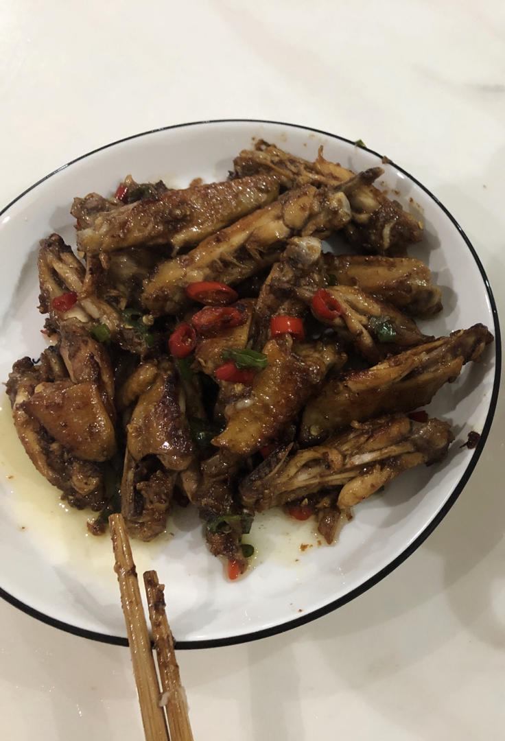 蒜香浓郁，鲜嫩多汁的蒜香鸡翅