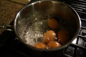 日式半熟味玉子（溏心鸡蛋）的做法 步骤3