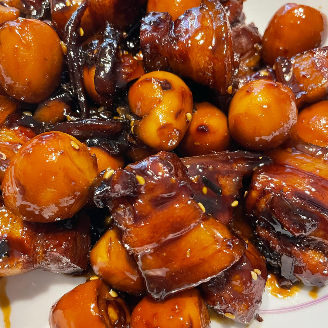 加了鹌鹑蛋后，这盘红烧肉，美味的逆天啦——鹌鹑蛋烧肉（孔瑶食谱）