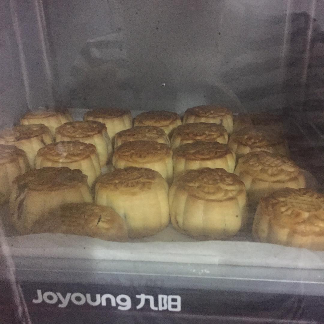 广式月饼—蛋黄莲蓉月饼