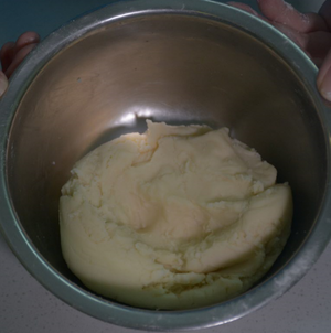 如何在家自制美味的蛋黄酥的做法 步骤7