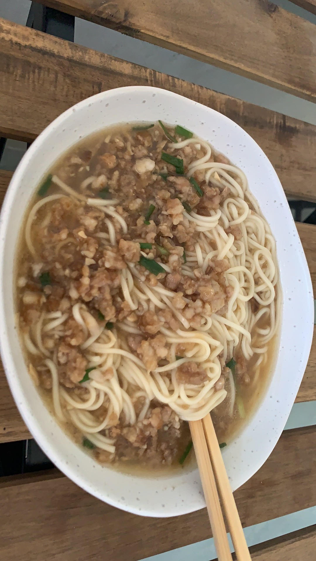 教你在家也可以做的榨菜肉丝面，香辣开胃，面条好吃到连汤都不剩