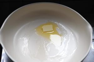 吐司盖芝士（平底锅版）＋煎蛋的做法 步骤2