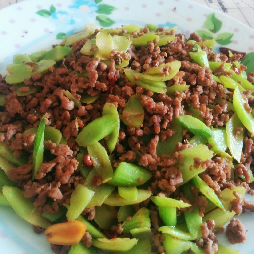 芹菜末炒牛肉