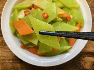 清炒菱形莴苣片的做法 步骤7