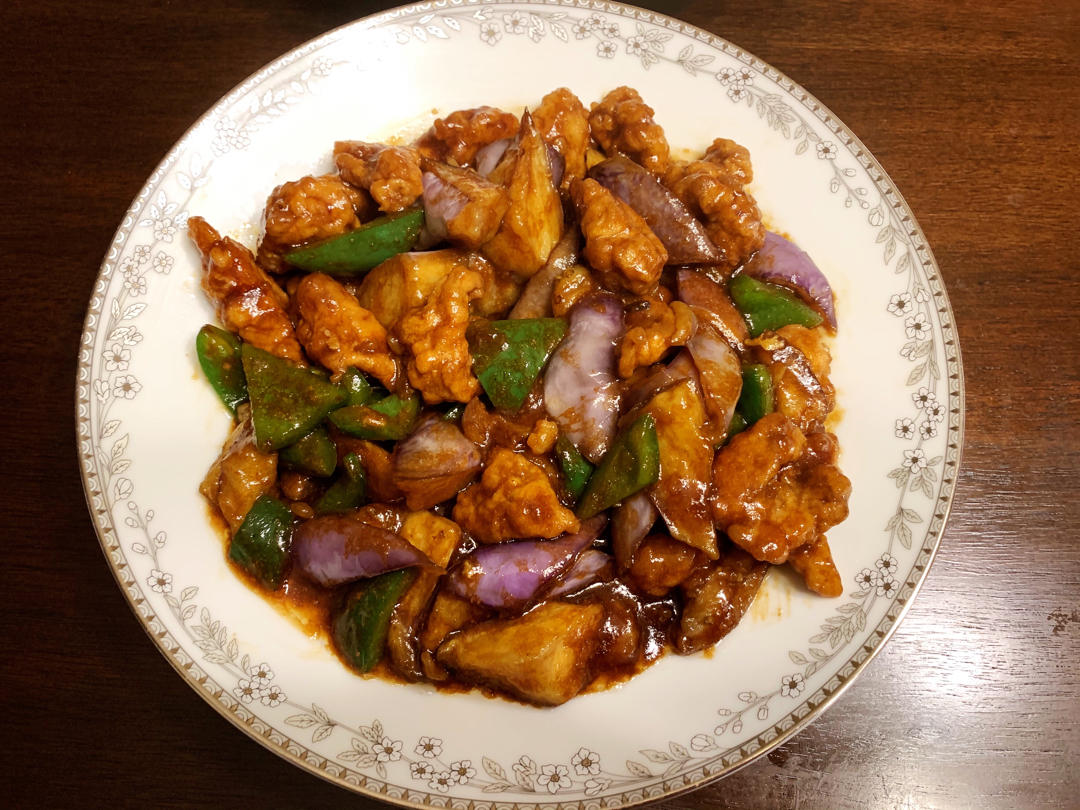 开心小闲做的肉段烧茄子!东北菜的精髓:黢黑,稀neng,胶黏,齁咸,好吃