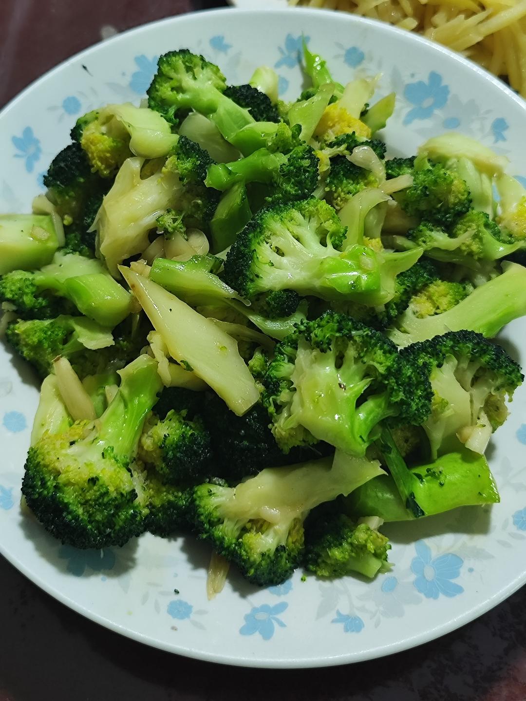 好吃到爆的耗油蒜蓉西兰花(从不修图，喜欢请关注)