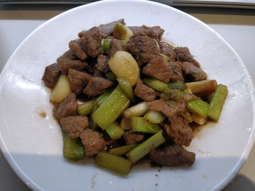 听起来就很好吃的黑椒蒜子牛肉粒