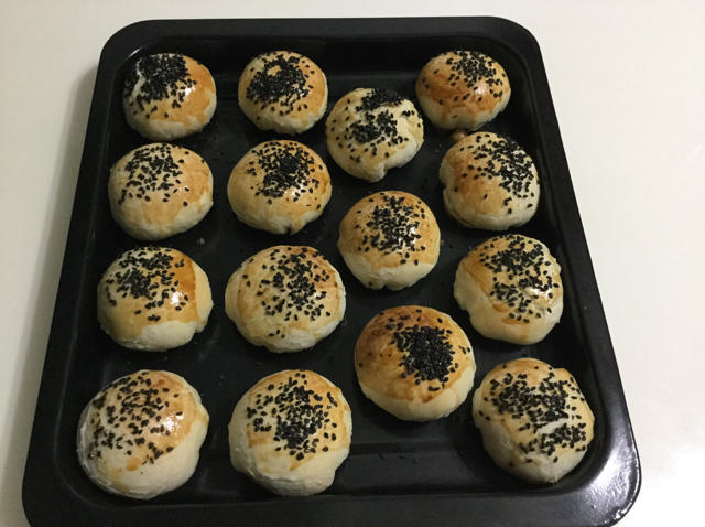 排四个小时队也买不到的鲜肉月饼，秘诀是放麻油！