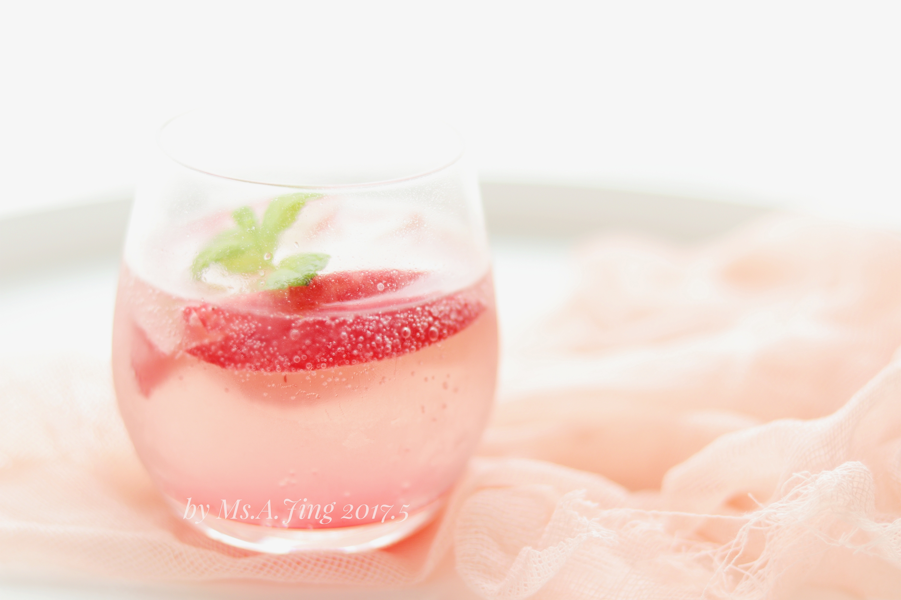 如何get一杯少女心满满的粉红色夏日特饮----蜜桃气泡水的做法