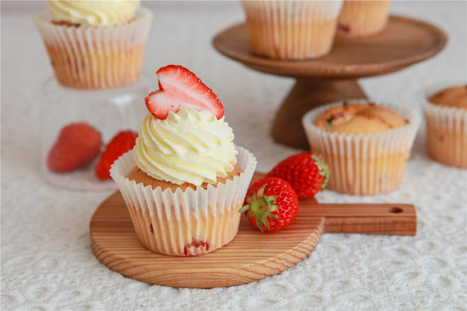 【北鼎烤箱食谱】樱花草莓杯子蛋糕的做法