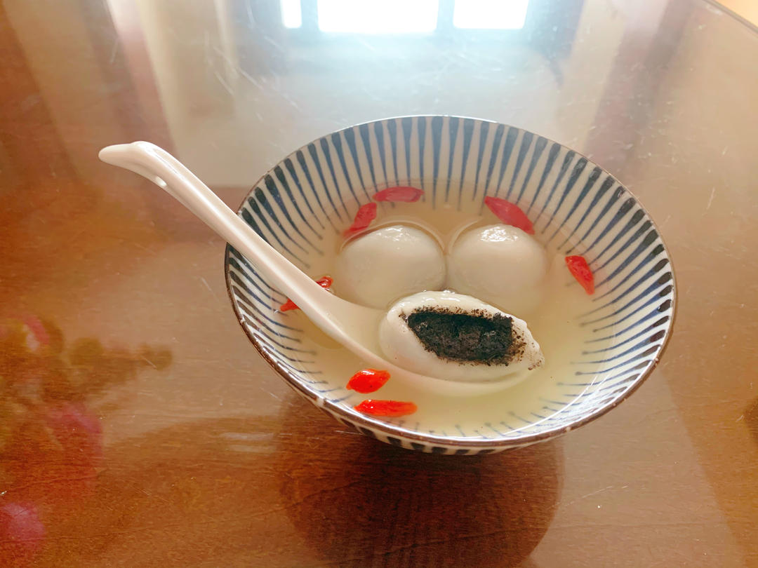 芝麻糊做馅的黑芝麻汤圆（简单的馅料，不简单的味道）