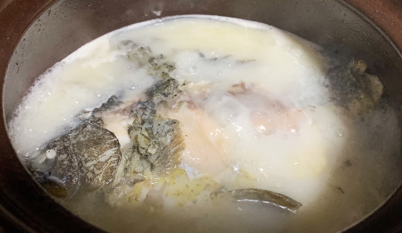 清炖鲫鱼汤 三个关键步骤让你轻松炖出汤浓味鲜色白似奶的鲫鱼汤