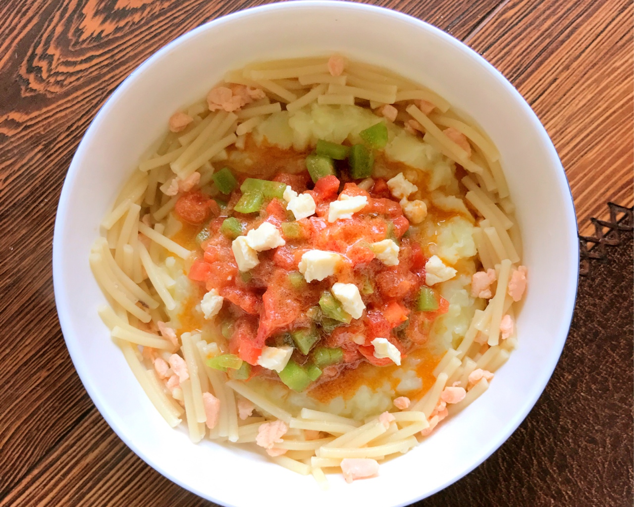 儿童餐 三文鱼意面土豆泥配番茄胡萝卜莴笋大骨汤酱的做法