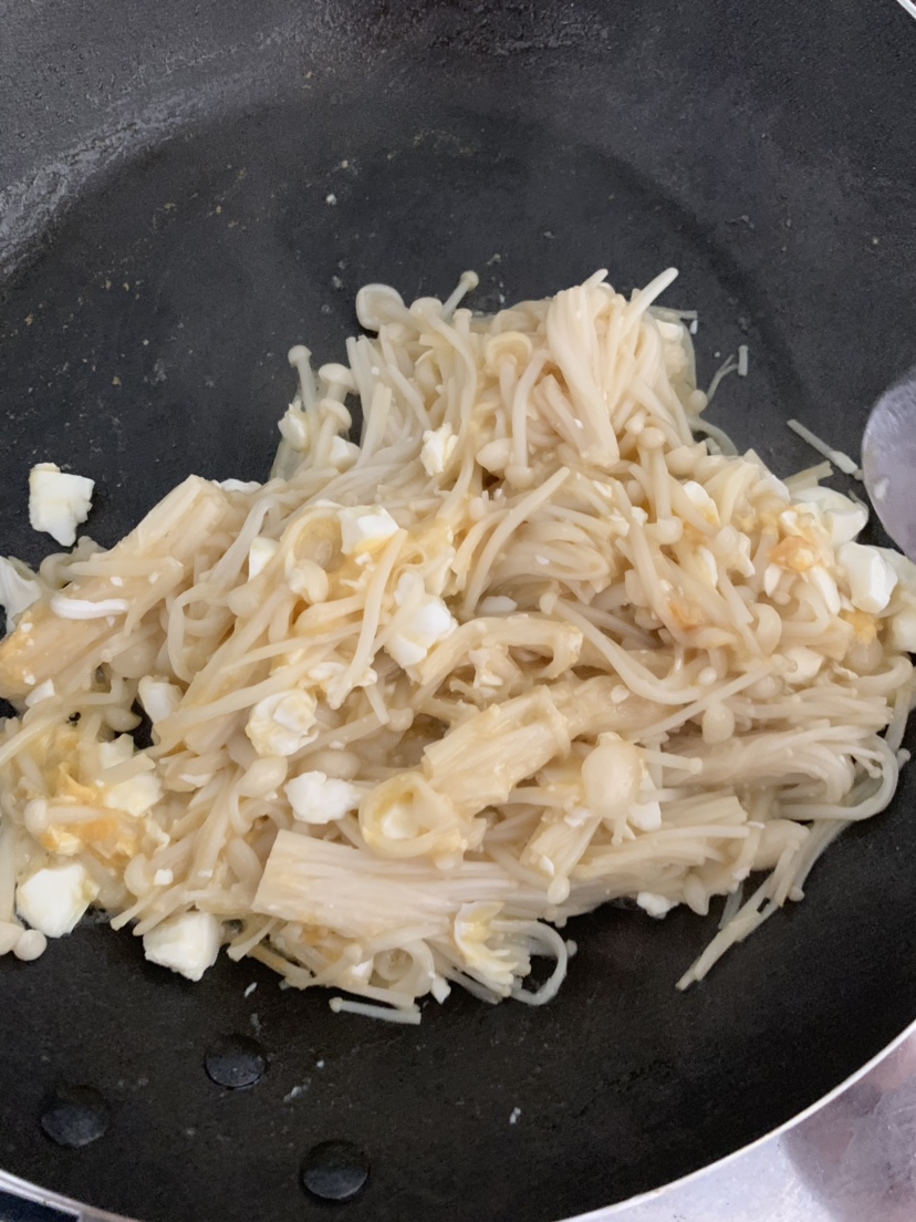 假冒蟹粉的金针菇炒咸鸭蛋的做法