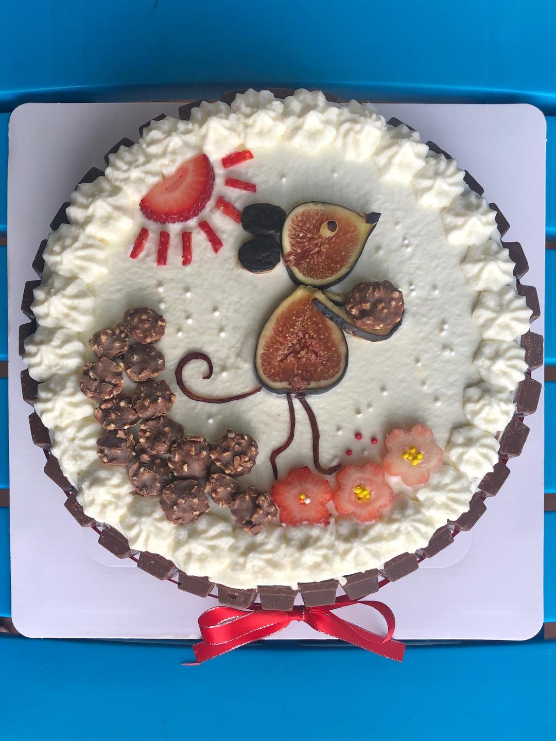 鼠宝娃生日,送他一份私人订制用料8寸戚风蛋糕1个无花果2个榛子巧克力