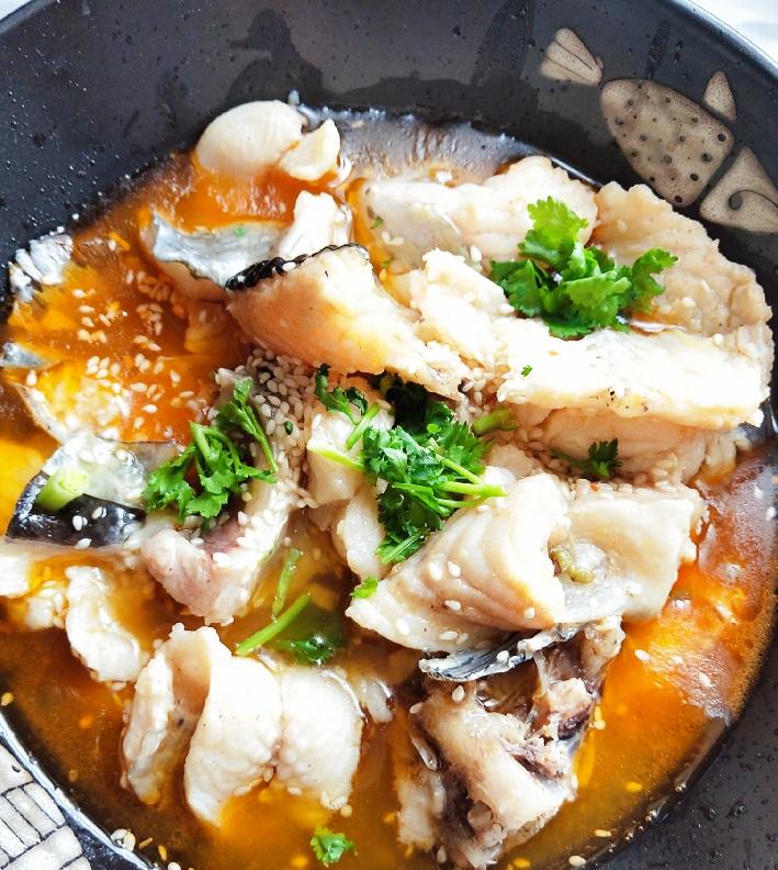 湘潭跟长沙接壤的当地做水煮鱼是很知名的并且都是小档口湖北的没吃过可是我觉得加热水煮鱼就不太对