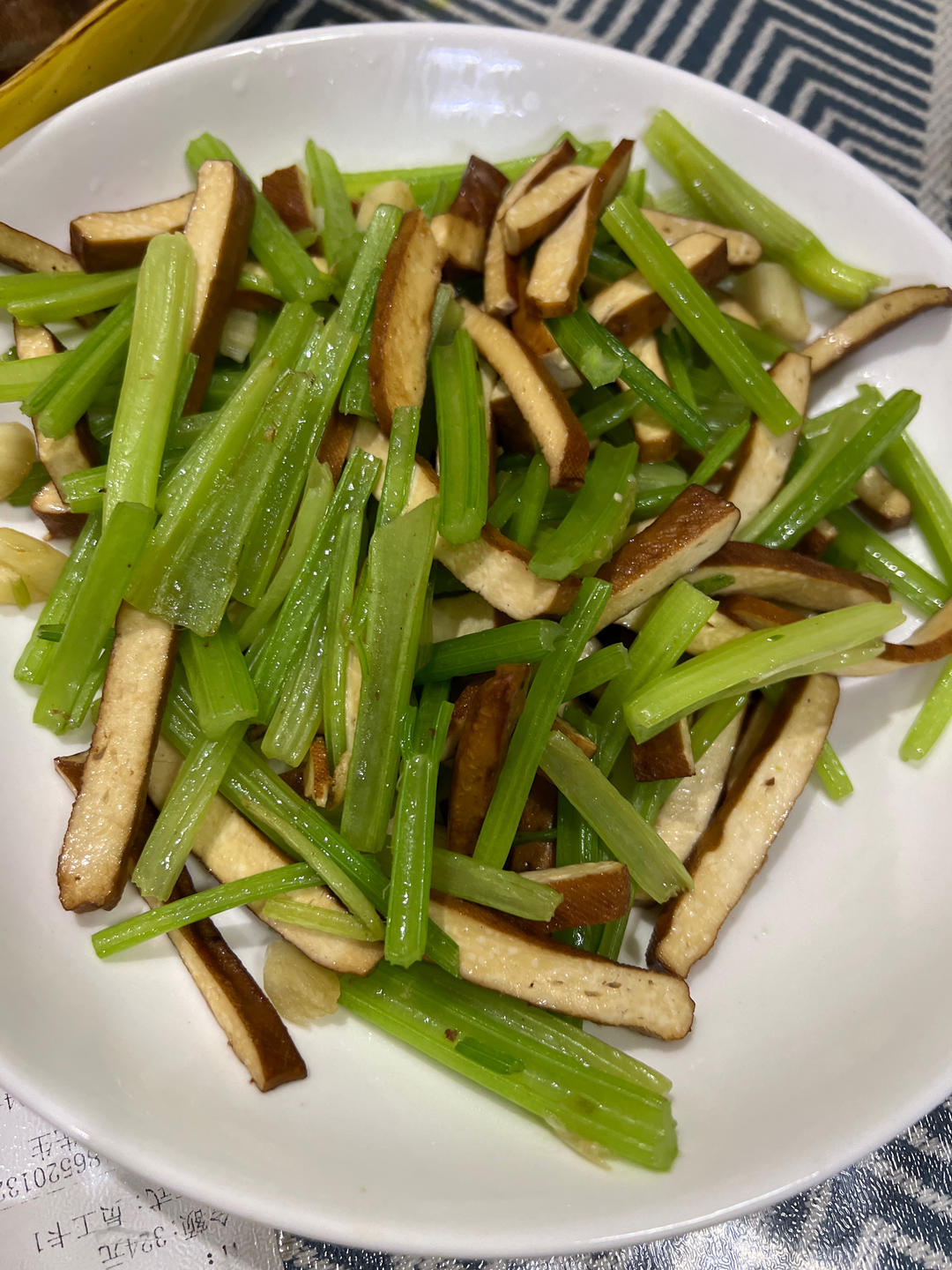 午餐晚餐简单快手下饭菜芹菜炒香干