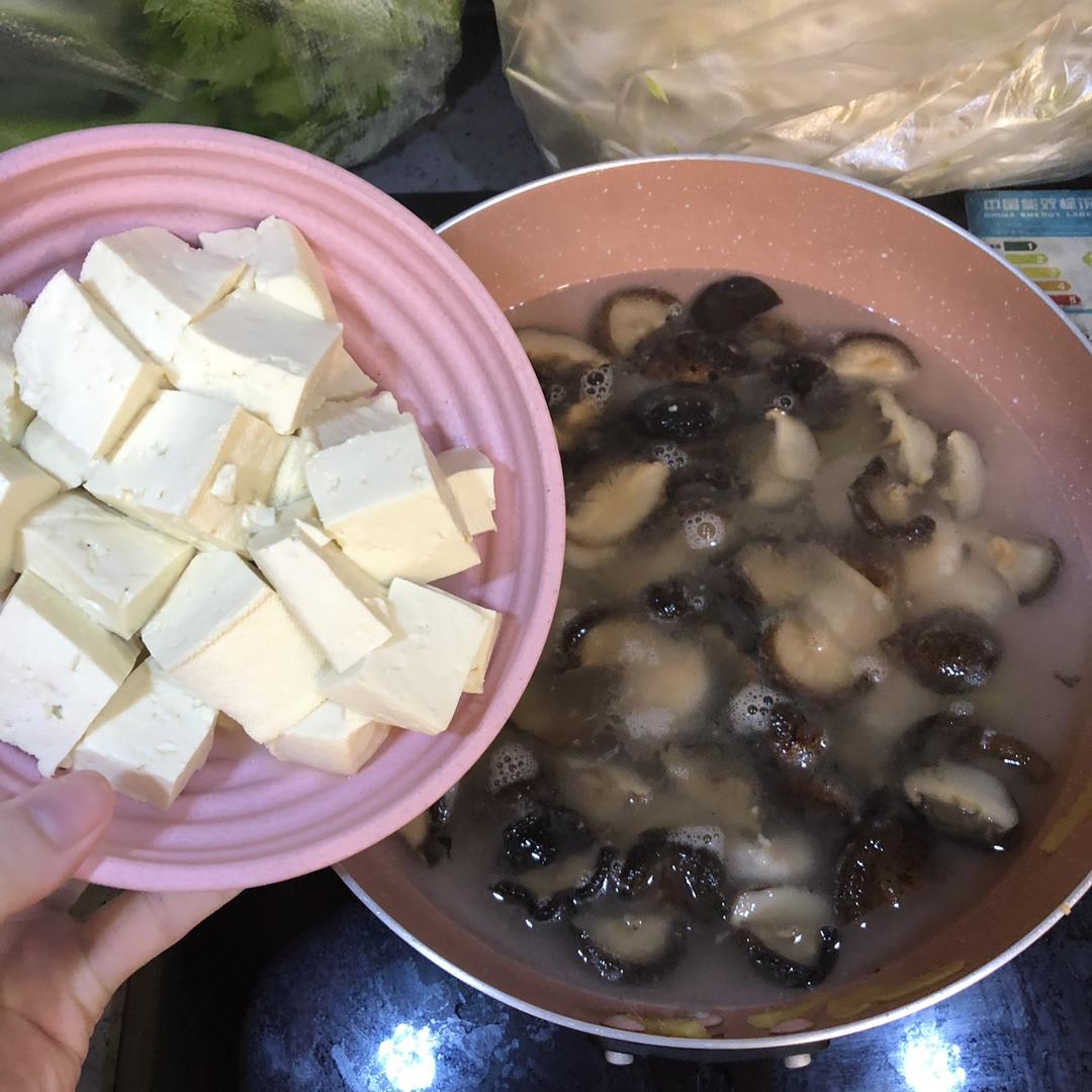 虾仁香菇豆腐萝卜汤的做法 步骤6