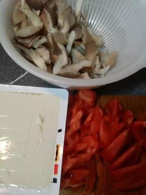 西红柿平菇豆腐汤的做法 步骤1