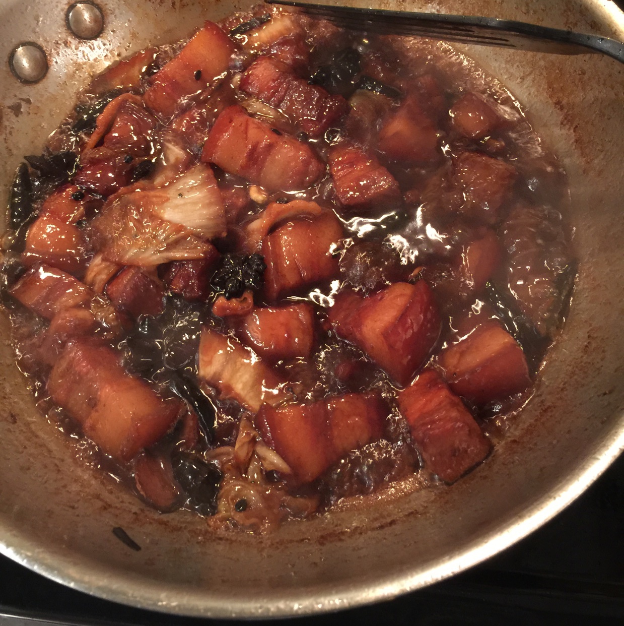 吃着碗里望着锅里的红烧肉