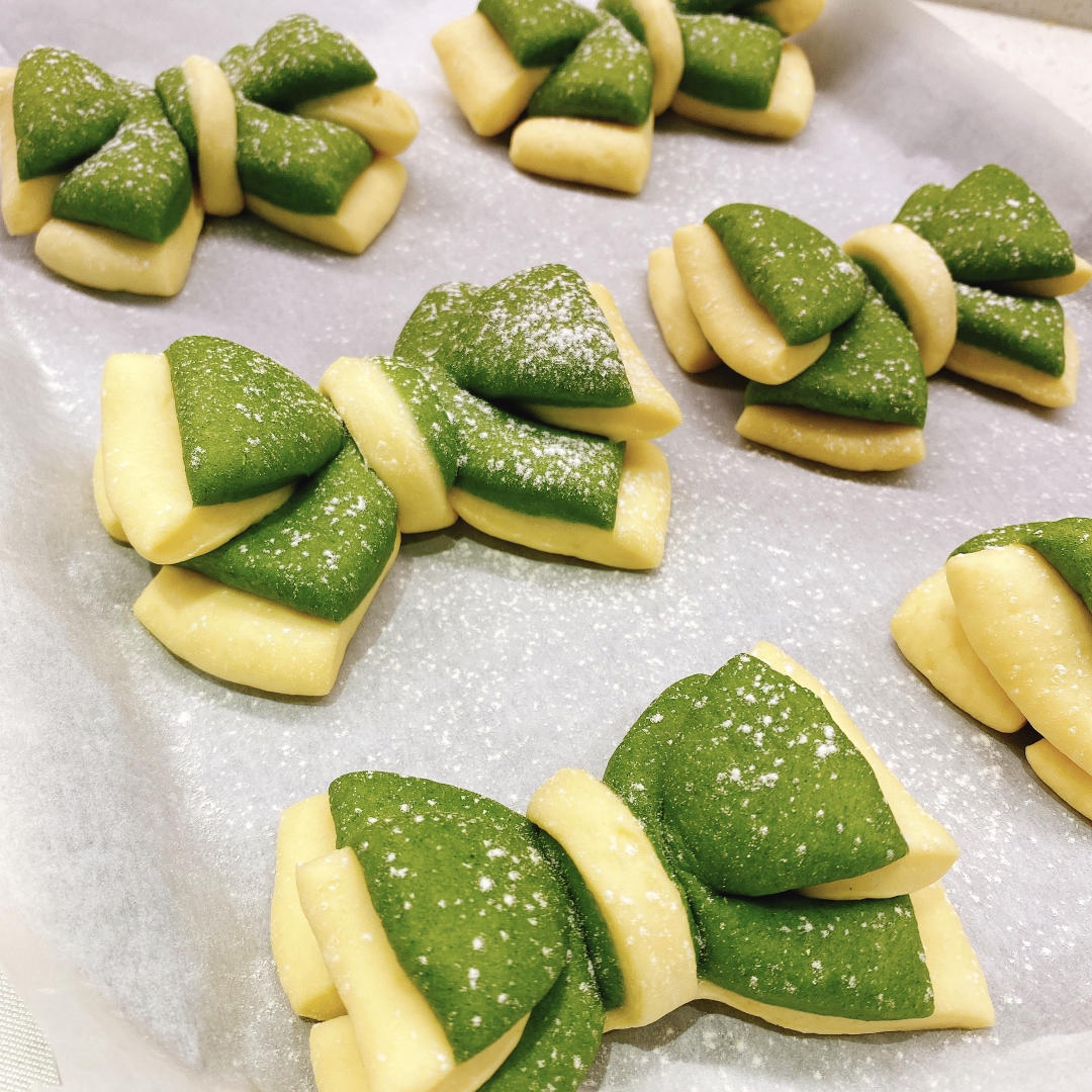 双色蝴蝶结面包（菠菜不输抹茶，一次发酵，总共只需10分钟）B75