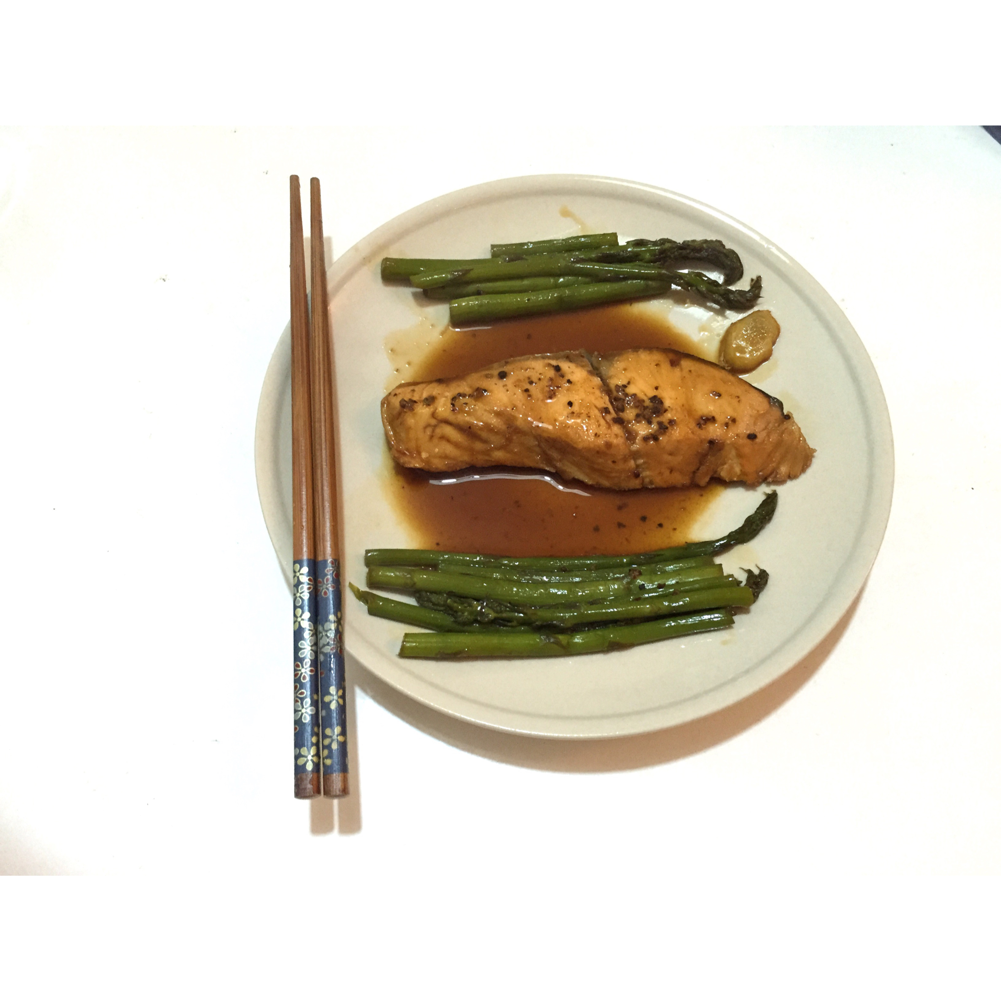 煎三文鱼配芦笋