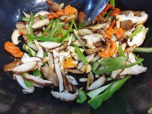家常菜青椒香菇炒肉里面的香菇超级好吃下饭的做法 步骤4