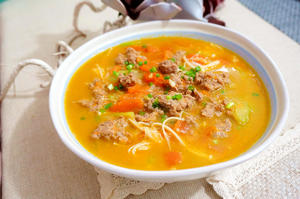 番茄牛肉汤 冬季就喝浓郁的汤，好存脂肪。的做法 步骤3