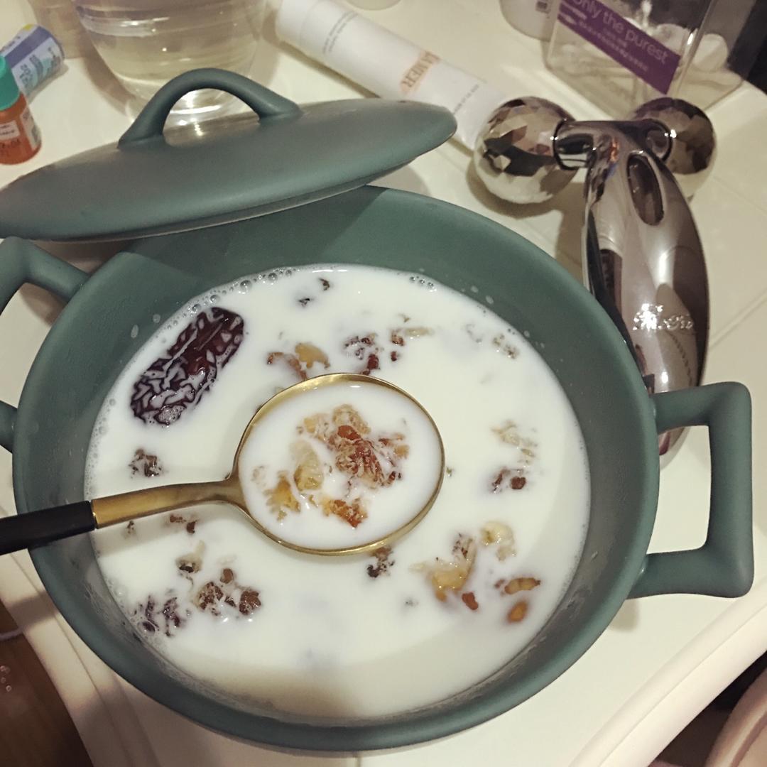 牛奶炖桃胶