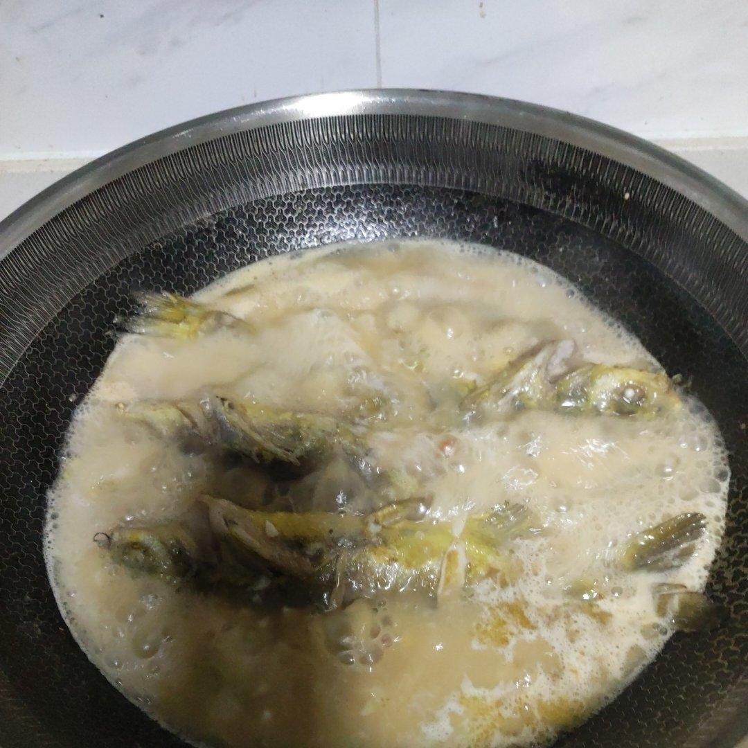 闷个黄骨鱼，黄丫头，黄鸭叫，家常简单味的！