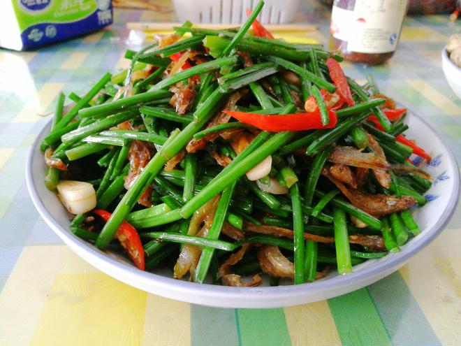 韭菜苔炒毛干鱼的做法