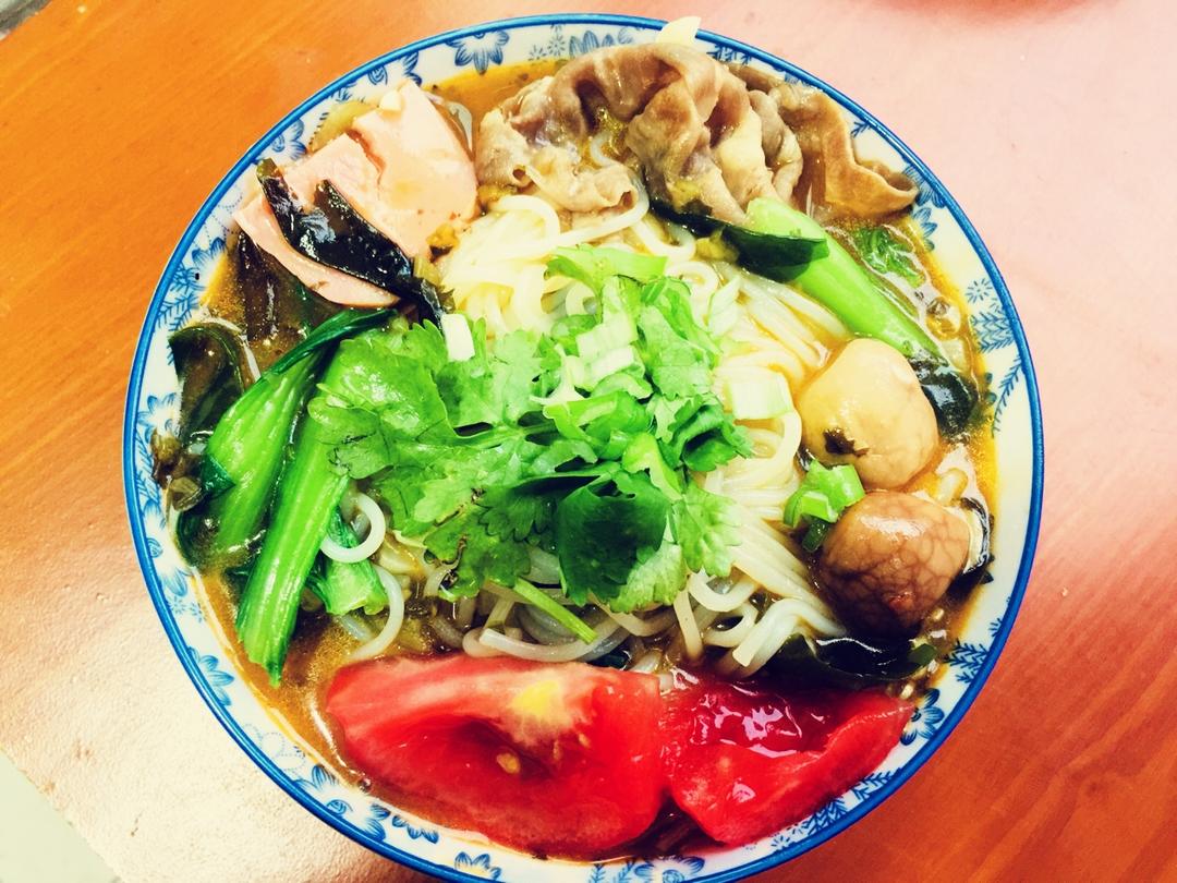 酸菜肥牛米线