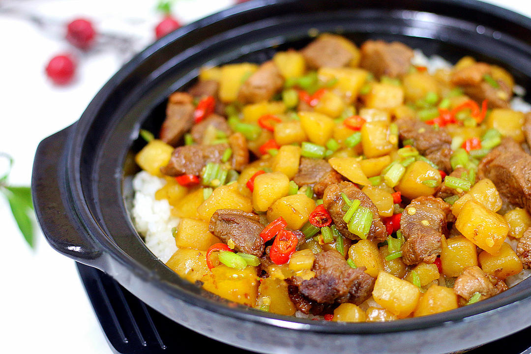 用剩饭做煲仔饭，土豆焖鸭来配合的做法