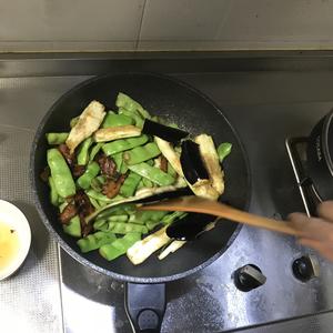 油豆角炖茄子的做法 步骤4