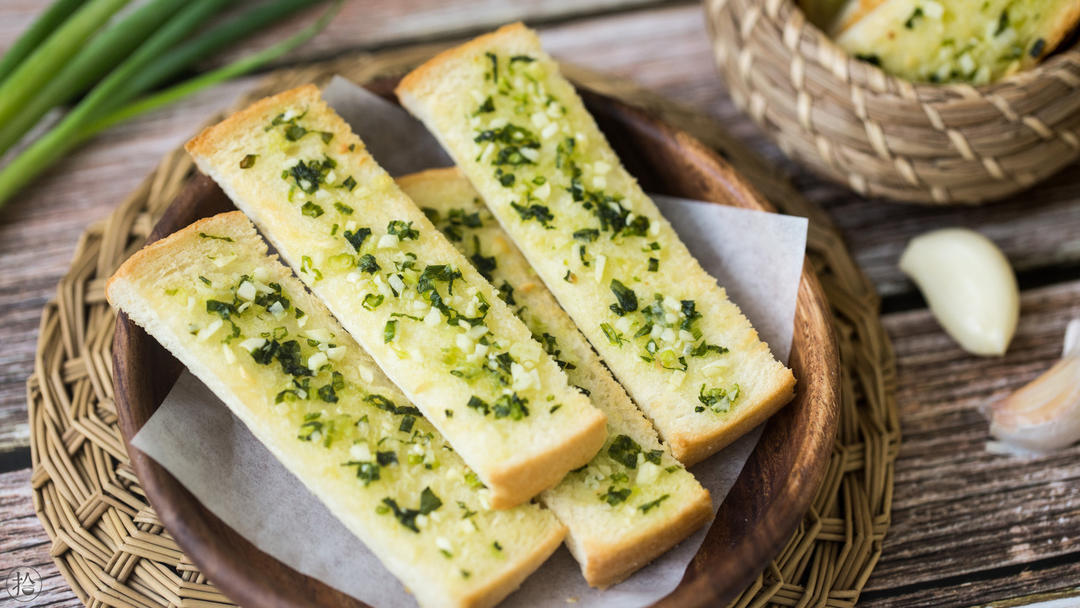 蒜香吐司条的做法