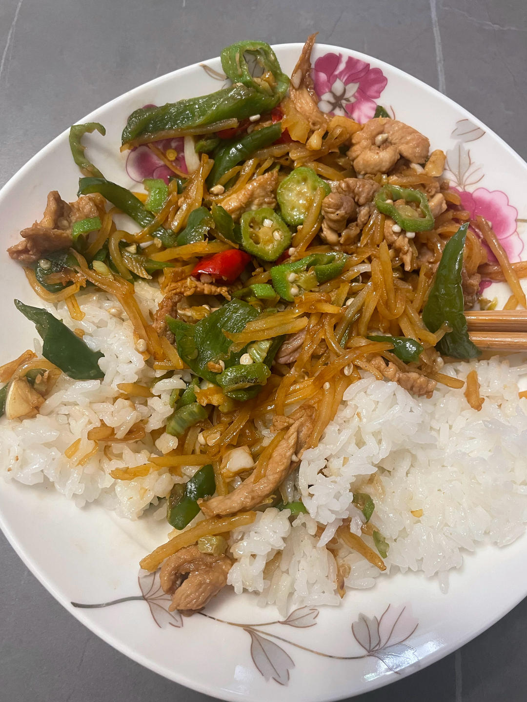 金秋葵辣椒土豆丝炒肉