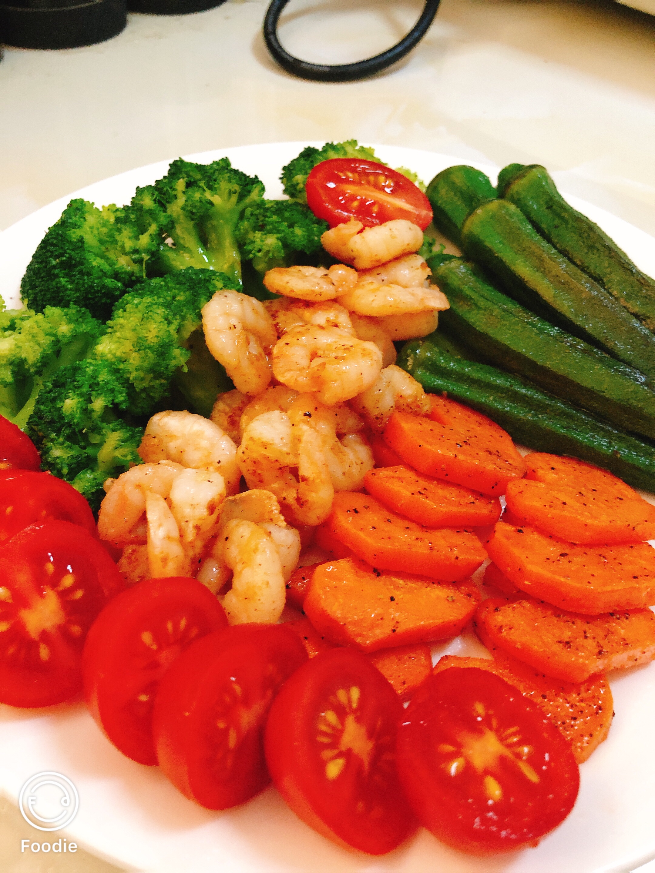 营养蔬菜虾仁水果盘
