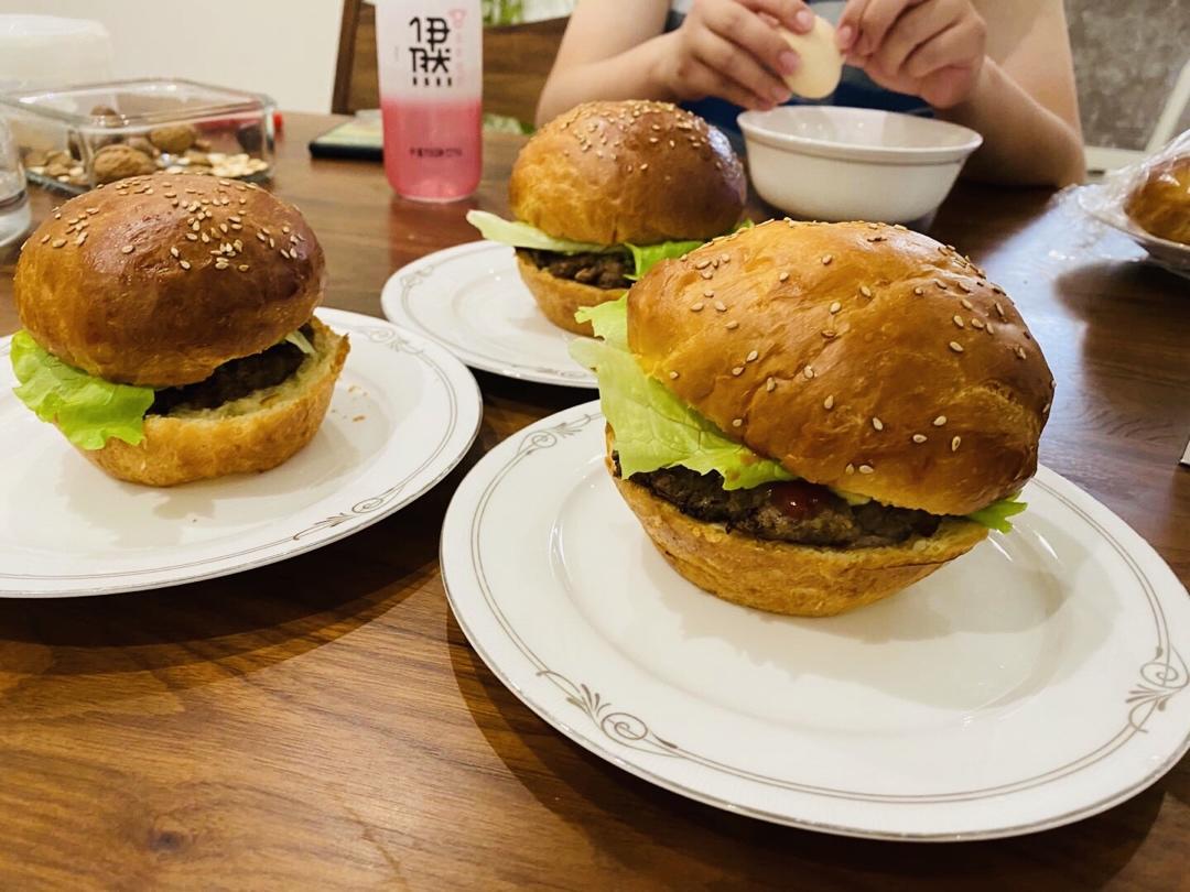 正宗的麦当劳双吉牛肉汉堡